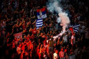 Ολυμπιακός: Η αποθέωση των παικτών από το πέταλο της Θύρας 7