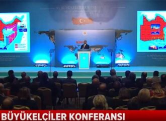 Ο Τσαβούσογλου πρόβαλε χάρτη με την υφαλοκρηπίδα της Τουρκίας να φτάνει μέχρι την Κρήτη