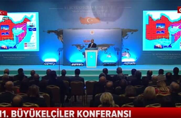 Ο Τσαβούσογλου πρόβαλε χάρτη με την υφαλοκρηπίδα της Τουρκίας να φτάνει μέχρι την Κρήτη