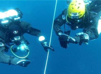 Θρίλερ στην Κάρπαθο: Εγκλωβισμένοι σε υποθαλάσσιο σπήλαιο δύο δύτες