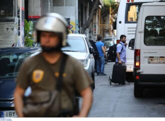 Μάσκες, κουκούλες και κοντάρια βρέθηκαν σε υπό κατάληψη κτήριο στα Εξάρχεια
