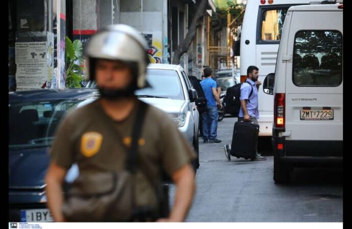 Μάσκες, κουκούλες και κοντάρια βρέθηκαν σε υπό κατάληψη κτήριο στα Εξάρχεια