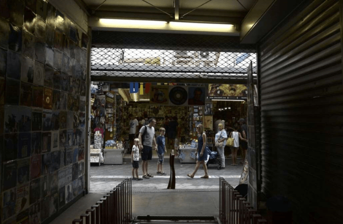 Τρόμος στο Μοναστηράκι από συμμορία ανηλίκων: Συνελήφθη 15χρονος