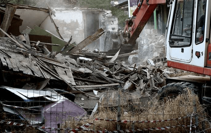 Ξεκίνησε κατεδάφιση επικίνδυνων κτηρίων στην Αθήνα