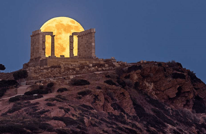 Βόλτα και συναυλίες κάτω από το ολόγιομο φεγγάρι