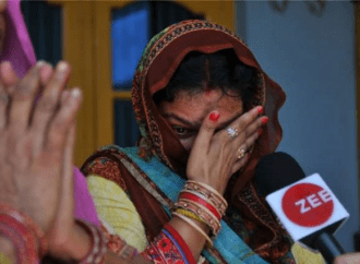 Ινδία: «Έχασε» τη γυναίκα του στα χαρτιά κι άφησε τους φίλους του να την βιάσουν!