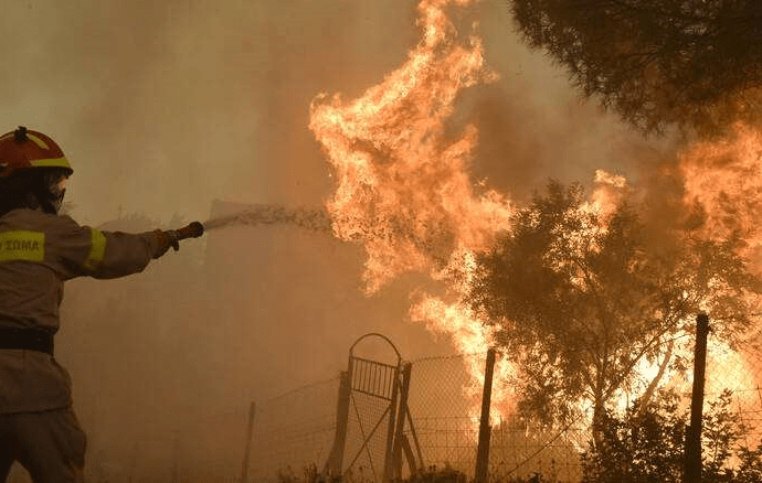 Υπό μερικό έλεγχο η φωτιά στην Εύβοια