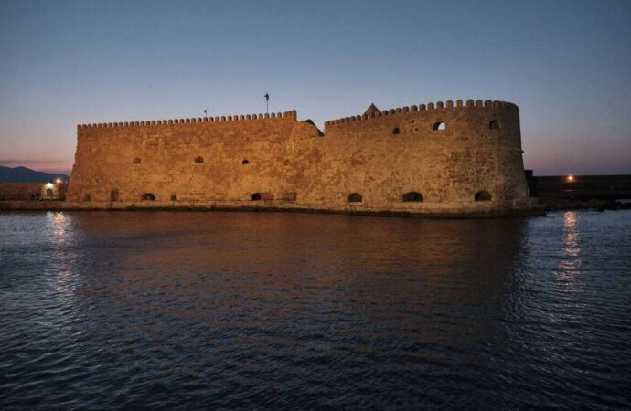 Airbnb: Διακοπές στην Κρήτη σε… σπηλιές λεπρών, με υπαίθριο καφενεδάκι και τζακούζι