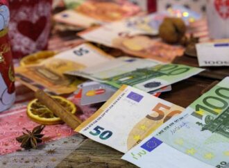 Χριστουγεννιάτικο δώρο από την κυβέρνηση – Ποιοι θα πάρουν το έξτρα πλεόνασμα