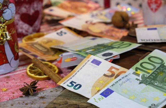 Χριστουγεννιάτικο δώρο από την κυβέρνηση – Ποιοι θα πάρουν το έξτρα πλεόνασμα