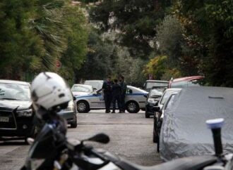 Συναγερμός στον Άγιο Δημήτριο: Κράτησε ομήρους τους γονείς του και απειλούσε να βάλει φωτιά σε φιάλη γκαζιού