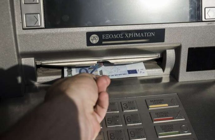 Τράπεζες: Πληρώνουμε πάνω από €100 εκατ. το μήνα για προμήθειες!