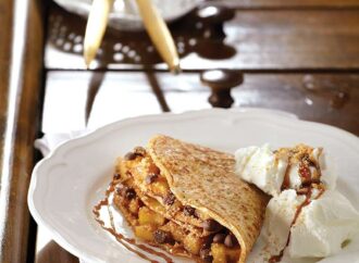 Κρέπες με γέμιση από καραμελωμένα μήλα, μπισκότο και σοκολάτα