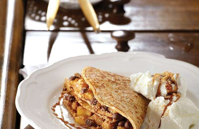 Κρέπες με γέμιση από καραμελωμένα μήλα, μπισκότο και σοκολάτα