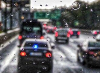 Στο “κόκκινο” η κίνηση στους δρόμους της Αθήνας λόγω κακοκαιρίας: Πού παρουσιάζονται προβλήματα