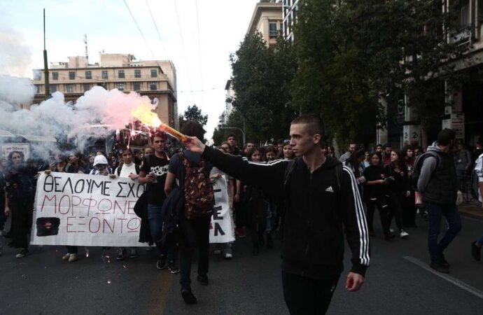 ΤΩΡΑ: Επεισόδια στο κέντρο της Αθήνας στο μαθητικό συλλαλητήριο