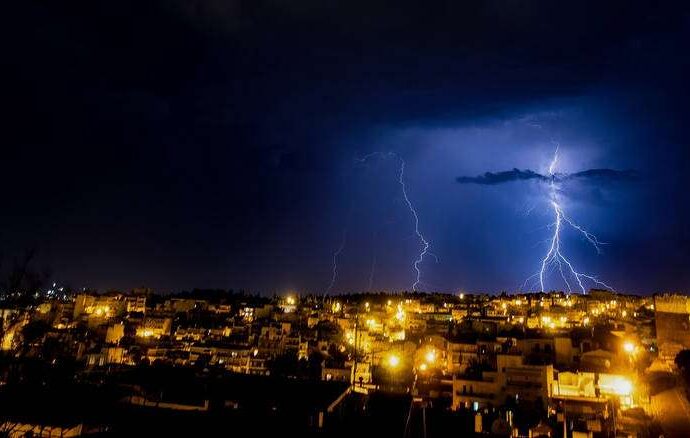 Έκτακτο δελτίο καιρού: Καταιγίδες και χαλαζοπτώσεις τις επόμενες ώρες