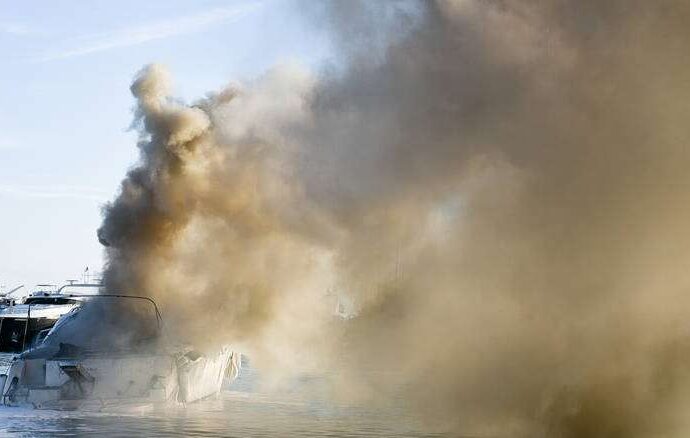 Φωτιά Μαρίνα Γλυφάδας: Καίγονται σκάφη