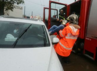 Καιρός: «Σαρώνει» τη χώρα η κακοκαιρία – Κινδύνεψαν γυναίκες στη Χαλκιδική – Προβλήματα στο Ιόνιο