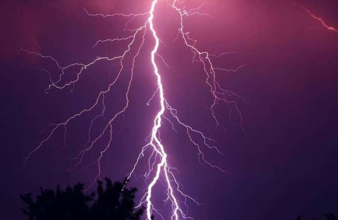 Λήμνος: Κεραυνός άνοιξε τρύπα στην οροφή σπιτιού