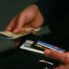 Φόροι και λογαριασμοί «τρώνε» το μισό εισόδημα των καταναλωτών
