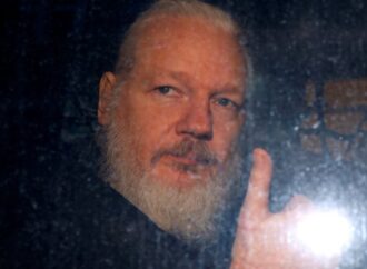 «Ο Ασάνζ κινδυνεύει να πεθάνει στη φυλακή» λένε 60 γιατροί