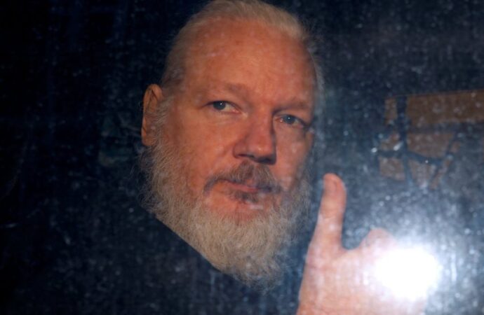 «Ο Ασάνζ κινδυνεύει να πεθάνει στη φυλακή» λένε 60 γιατροί