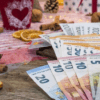 Δώρο Χριστουγέννων: Πότε καταβάλλεται και ποιοι είναι οι δικαιούχοι – Υπολογίστε ΕΔΩ το ποσό