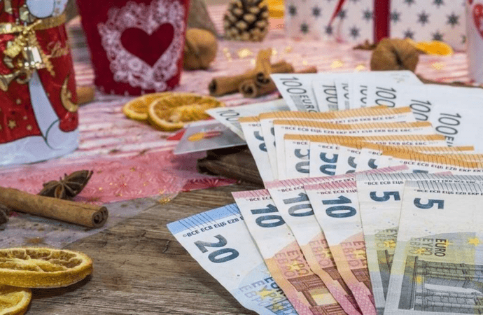Δώρο Χριστουγέννων: Πότε καταβάλλεται και ποιοι είναι οι δικαιούχοι – Υπολογίστε ΕΔΩ το ποσό