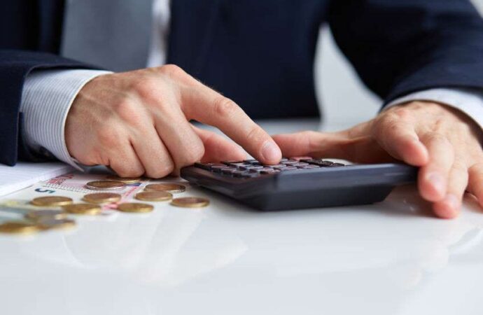 Έξτρα φόρος για 75.000 συνταξιούχους λόγω αναδρομικών