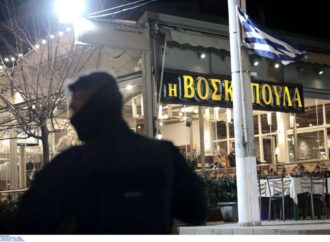 Βάρη: Πώς οι δολοφόνοι εντόπισαν τα θύματά τους – Τι καταθέτουν οι σύζυγοι