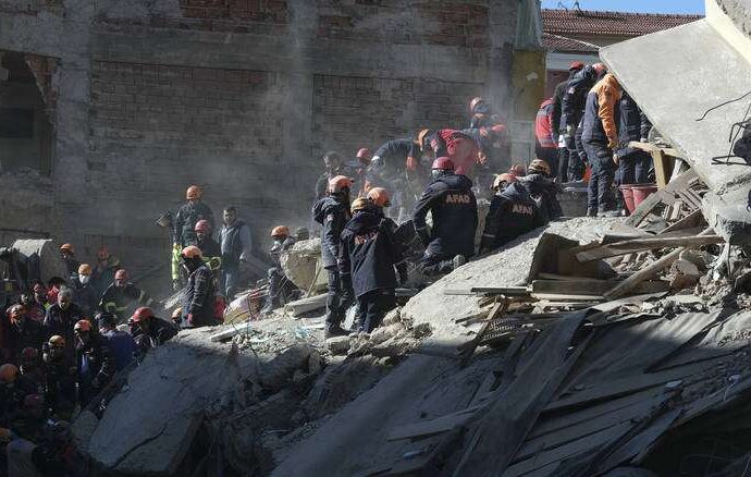 Σεισμός Τουρκία: Θρήνος και αγωνία στα χαλάσματα