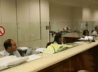 Τράπεζες: Τέλος οι συναλλαγές μέχρι 400 ευρώ στα ταμεία