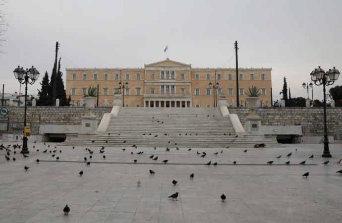 Bloomberg: Φαίνεται να δούλεψαν τα μέτρα στην Ελλάδα