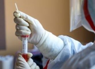 Ο συνδυασμός δύο μονοκλωνικών αντισωμάτων μείωσε κατά 70% τις νοσηλείες και τους θανάτους