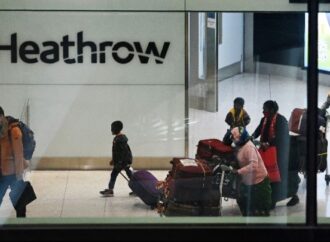 Βρετανία: Ενίσχυση των ταξιδιωτικών περιορισμών – Καραντίνα σε ξενοδοχεία και απειλές για φυλάκιση