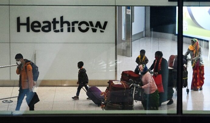 Βρετανία: Ενίσχυση των ταξιδιωτικών περιορισμών – Καραντίνα σε ξενοδοχεία και απειλές για φυλάκιση