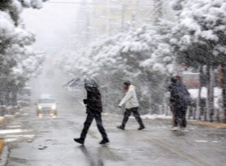 Οι χιονοπτώσεις σε Αττική, Εύβοια, Κυκλάδες και Κρήτη θα συνεχιστούν έως το πρωί της Τετάρτης