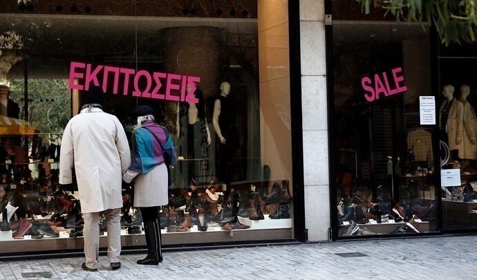 Ανοικτά και με εκπτώσεις τα καταστήματα την Κυριακή