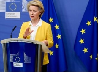 Φον Ντερ Λάιεν: Ο μισός ενήλικος πληθυσμός της ΕΕ θα έχει κάνει την πρώτη δόση του εμβολίου μέχρι το τέλος της εβδομάδας