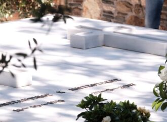 Ο πρωθυπουργός με την οικογένειά του, παρέστη στο μνημόσυνο για τη συμπλήρωση τεσσάρων χρόνων από το θάνατο του Κων. Μητσοτάκη