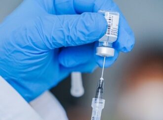 Aνοίγει την Πέμπτη η πλατφόρμα με τρία διαθέσιμα εμβόλια για τους 25 – 29 ετών