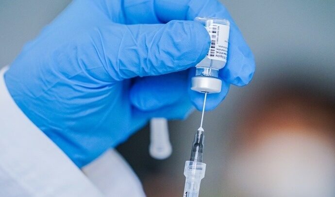 Aνοίγει την Πέμπτη η πλατφόρμα με τρία διαθέσιμα εμβόλια για τους 25 – 29 ετών