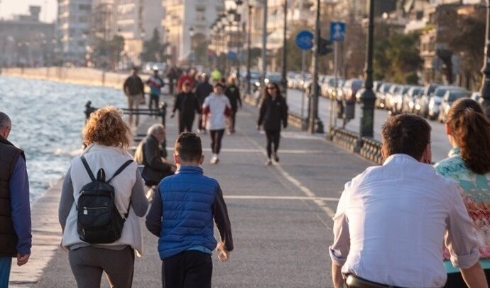 Χωρίς μάσκα από σήμερα σε εξωτερικούς χώρους – Αίρεται ο περιορισμός της νυχτερινής κυκλοφορίας από 28/6