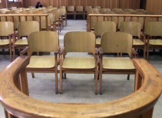 Στον εισαγγελέα οδηγείται ο ιερέας που έριξε καυστικό υγρό σε μητροπολίτες και αστυνομικό