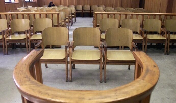 Στον εισαγγελέα οδηγείται ο ιερέας που έριξε καυστικό υγρό σε μητροπολίτες και αστυνομικό