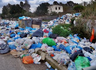 Διεθνώς ρεζίλι για τα σκουπίδια σε Πύργο και Ολυμπία- Ερώτηση Μαριά στην Ευρωβουλή