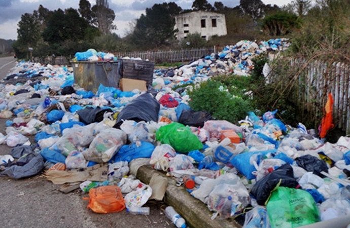 Διεθνώς ρεζίλι για τα σκουπίδια σε Πύργο και Ολυμπία- Ερώτηση Μαριά στην Ευρωβουλή