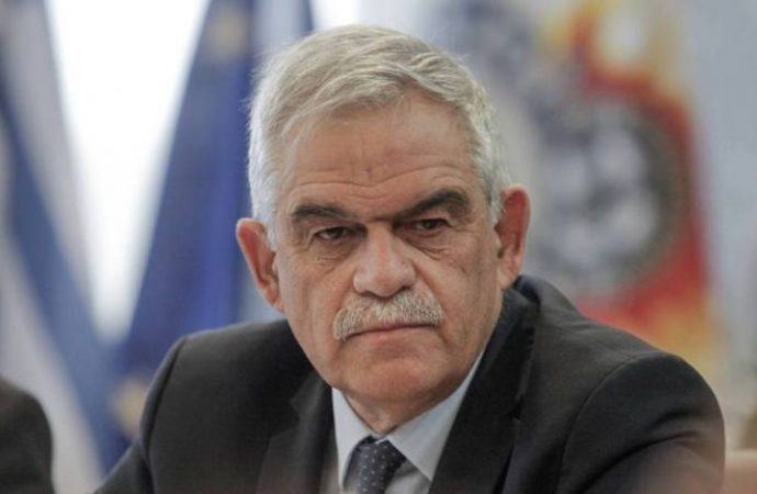 Παραιτήθηκε ο Τόσκας, στον Σκουρλέτη οι αρμοδιότητές του
