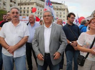 Bloomberg: Ο Τσίπρας υπονομεύει την πολιτική σταθερότητα για να διασωθεί
